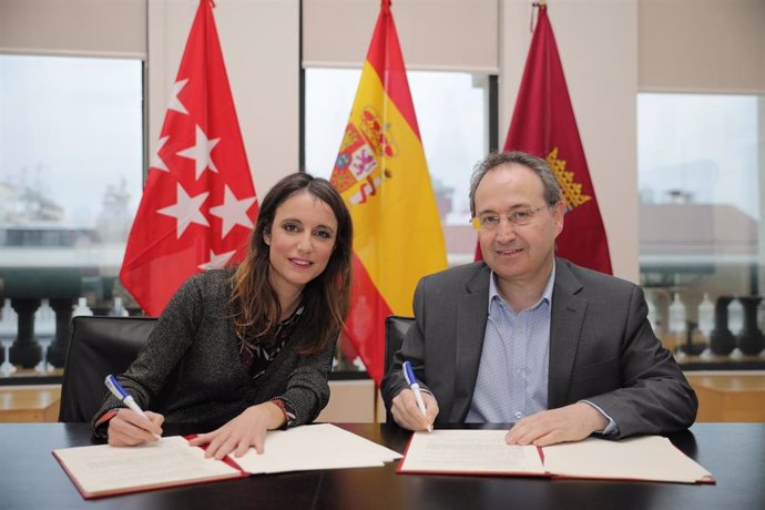 La delegada del área de Cuiltura, Andrea Levy, y el presidente Asociación de Productores y Teatros de Madrid, Jesús Cimarro, tras la firma de un acuerdo para extender el bono cultural para jóvenes (JOBO) a tratros privados.