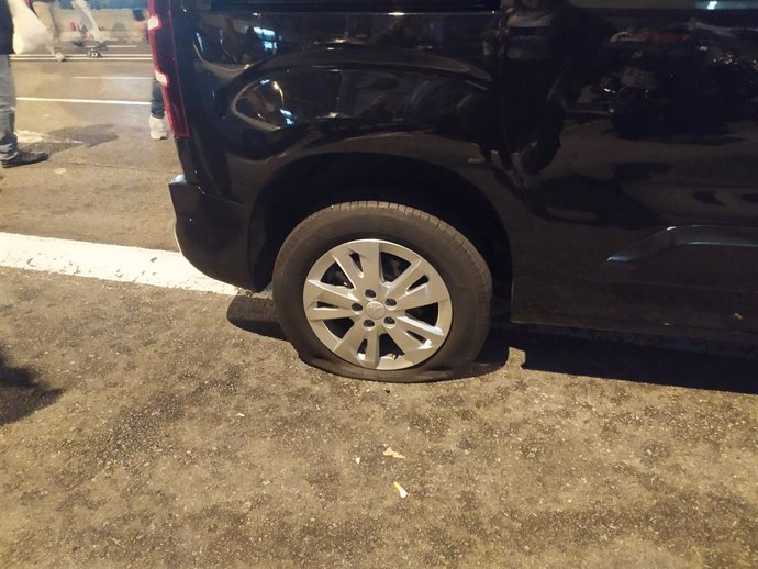Fútbol.- La Guardia Urbana retira un coche que ha intentado cruzar la protesta d