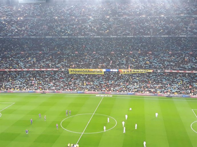 Fútbol.- El Camp Nou se llena de banderolas de 'Spain, sit and talk' entre grito