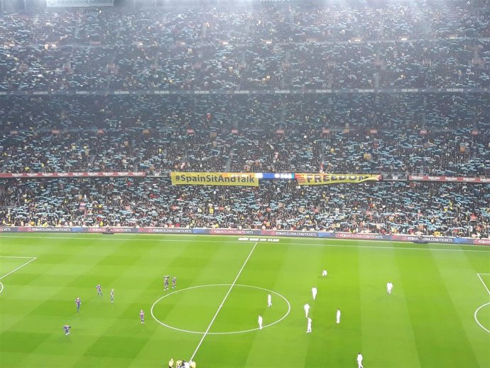 El Camp Nou al inicio del patido entre FC Barcelona y Real Madrid
