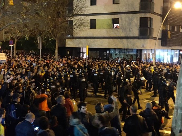 Fútbol.- Un detenido por lanzar una botella a los antidisturbios de los Mossos a