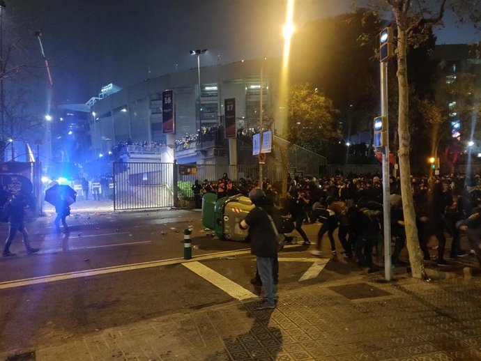 Incidentes con manifestantes de Tsunami Democrtic en la zona del Camp Nou durante la celebración del Clásico, el 18 de diciembre de 2019.