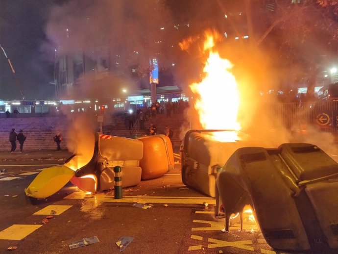 Fútbol.- Manifestantes queman contenedores ante el Camp Nou durante el Clásico