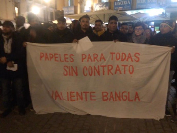 Vecinos de La Latina se concentran en el marco del Día Internacional del Migrante