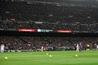 Decenas de balones amarillos llegan al césped en el minuto 55 del Clásico