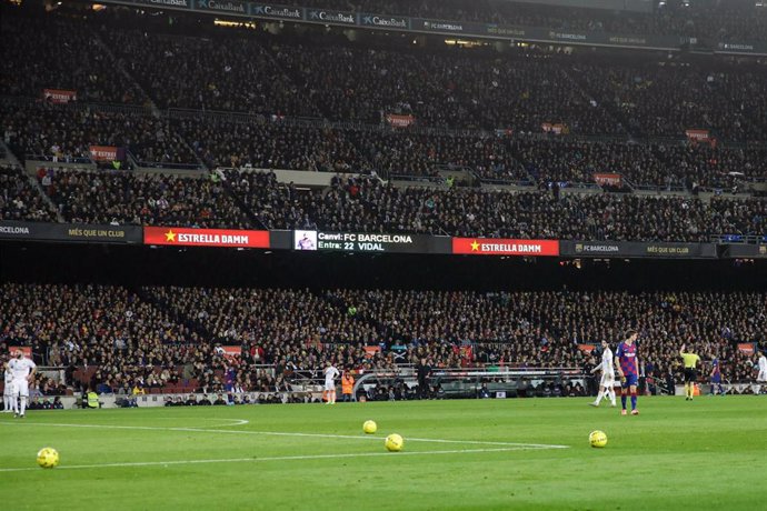 Balones amarillos lanzados en el Camp Nou durante el Clásico