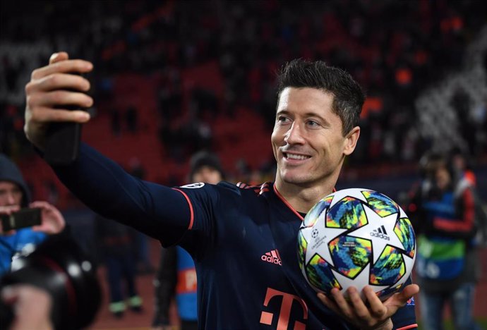 Robert Lewandowski celebra su histórico gol en la Bundesliga haciéndose un selfie