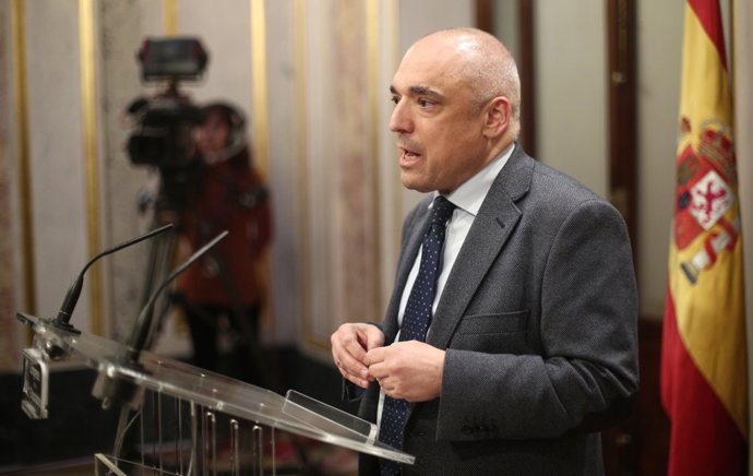 El diputado del PSOE, Rafael Simancas, en rueda de prensa tras finalizar la sesión de constitución de las Cortes para la XIV Legislatura en el Congreso de los Diputados, Madrid (España), a 3 de diciembre de 2019.