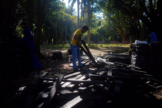 Un trabajador de una cooperativa de Cuba prepara tablones de 'ecomadera'