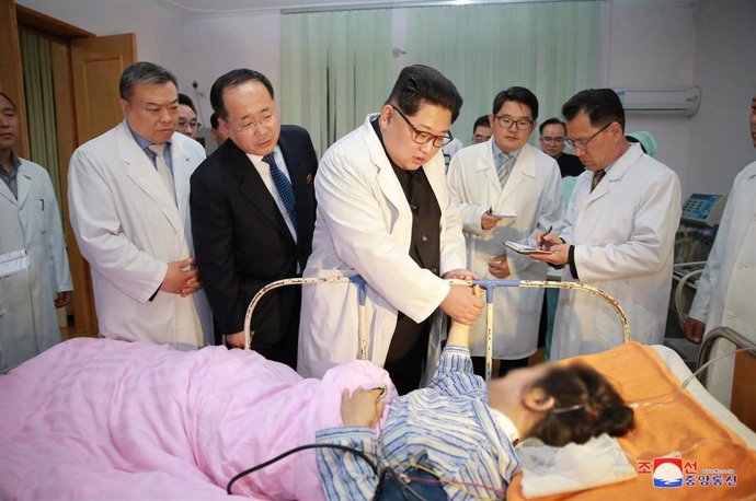 Kim Jong Un visita un hospital en Corea del Norte