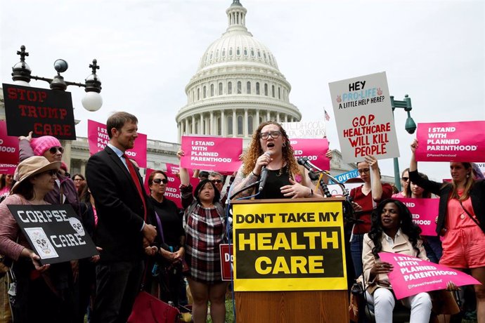 Manifestantes protestan durante la votación en la Cámara de Representantes de EE.UU acerca de la Ley de Atención Médica que deroga las partes principales del Obamacare.