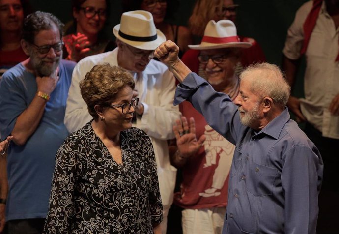 Los expresidentes de Brasil Dilma Rousseff y Lula da Silva, durante un acto con artistas e intelectuales celebrado en Río de Janeiro.