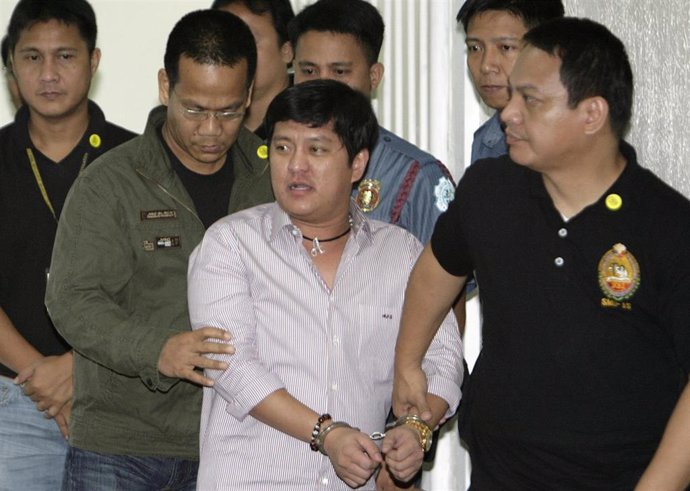 Andal Ampatuan Junior escoltado por la Policía en una foto de archivo de 2010, cuando fue detenido por la matanza de 58 personas en el sur de Filipinas por la que ha sido encontrado culpable y condenado a cadena perpetua.