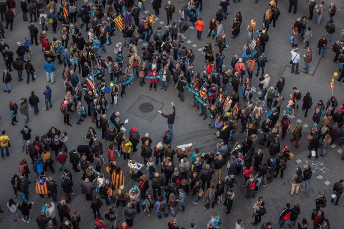 Un grup de persones convocades per Tsunami Democrtic. amb motiu del partit entre el Bara i el Madrid, prop del Camp Nou,  a 18 de diciembre de 2019.