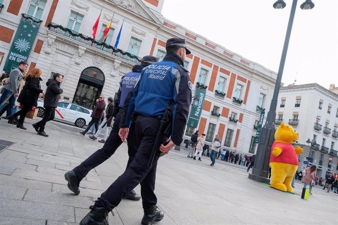 Dos agentes de la Policía Municipal patrullan por la Plaza del Sol de Madrid, a 16 de diciembre de 2019.