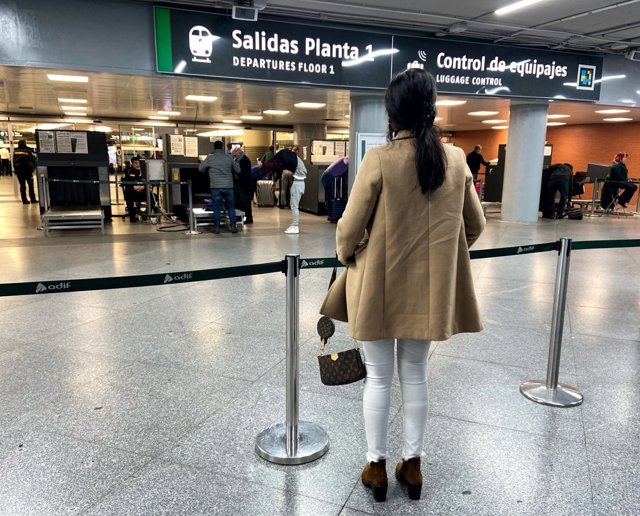 Una mujer espera junto al control de seguridad de la estación de Atocha, coincidiendo con la cancelación de 271 trenes de Renfe, en plena operación salida de Navidad con motivo de la huelga de CGT, en Madrid (España), a 20 de diciembre de 2019.