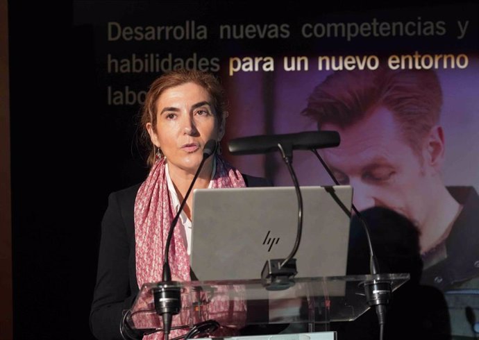 La consejera de Empleo, Formación y Trabajo Autónomo, Rocío Blanco, presenta la nueva aplicación 'AppSAE' en un acto en Sevilla. (Foto de archivo).