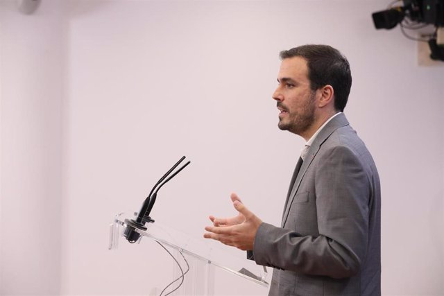 El coordinador federal de Izquierda Unida (IU), Alberto Garzón, ofrece una rueda de prensa en el Congreso de los Diputados tras su consulta con el Rey sobre una posible investidura del candidato socialista como Presidente del Gobierno, en Madrid (España),