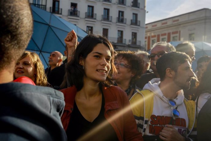 La portavoz de Unidas Podemos Izquierda Unida Madrid en Pie, Isa Serra, asiste a la marcha de pensionistas, en la Puerta del Sol de Madrid (España) a 15 de octubre de 2019.
