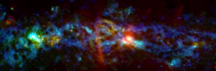 Un bastón de caramelo cósmico luce en el centro de la Vía Láctea