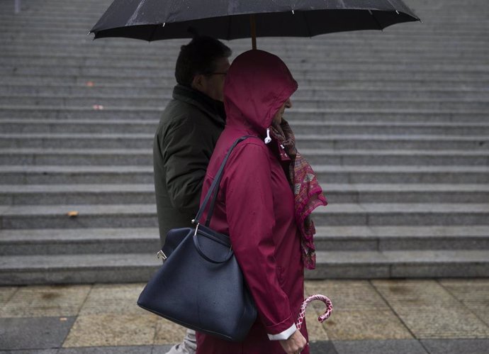 Dos personas caminan bajo la lluvia. En Sevilla, (Andalucía), a 22 de noviembre de 2019.