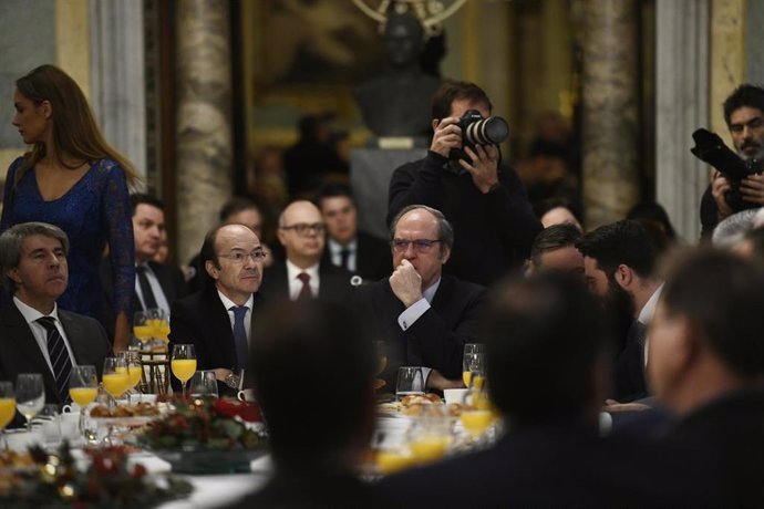 El presidente del PP madrileño, Pio García-Escudero (2i) y el portavoz socialista en la Asamblea de Madrid, Ángel Gabilondo (1d), durante un desayuno de Nueva Economía Fórum, en Madrid (España), a 18 de diciembre de 2019.