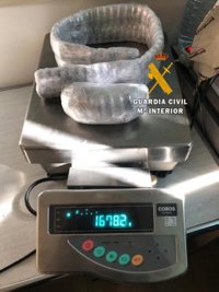 Detienen en el aeropuerto de Málaga a una persona que llevaba 1,6 kilos de hachís oculto en su ropa