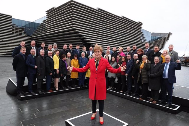 Sturgeon con los diputados del SNP elegidos en los comicios del 12 de diciembre