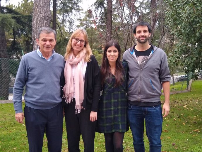 De izquierda a derecha: Juan Bueren, Elena Almarza, Cristina Mesa y Carlos Damián, del grupo que ha desarrollado el vector lentiviral junto con Diego León.