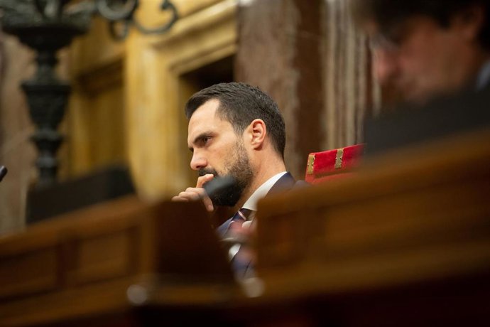 El presidente del Parlament, Roger Torrent, suspende momentáneamente el pleno para aclarar el tiempo de intervención de los subgrupos