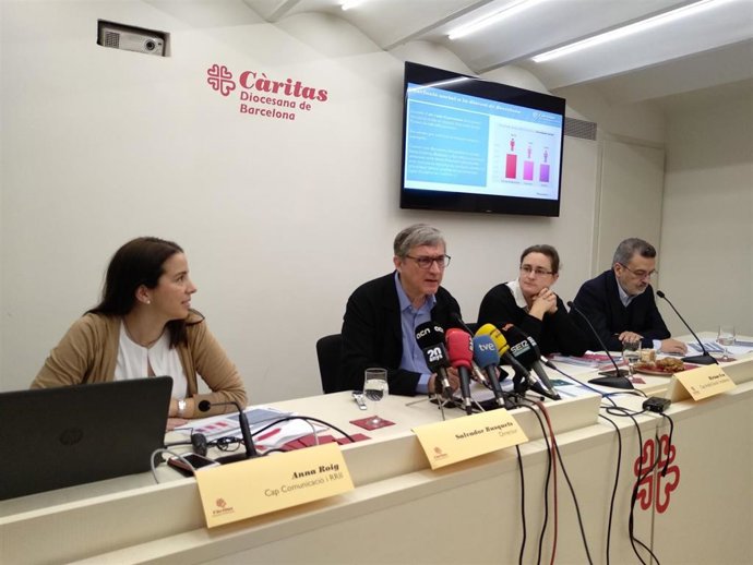 La jefa de comunicación de Critas de Barcelona, Anna Roig; la de Análisis Social, Miriam Feu; el director, Salvador Busquets y el delegado episcopal, Josep Matías
