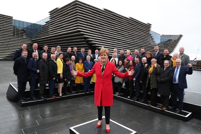 Sturgeon amb els diputats del SNP elegits en els comicis del 12 de desembre