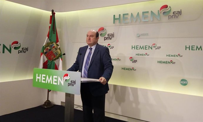 El presidente del PNV, Andoni Ortuzar, en una comparecencia ante los medios informativos (archivo)