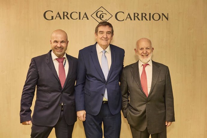 García Carrión dona 250.000 litros de zumo a la Federación Española de Bancos de