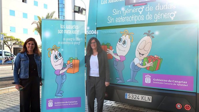 La directora del Instituto de Igualdad, Kika Fumero, (d), en la presentación de la campaña de juguetes no sexistas