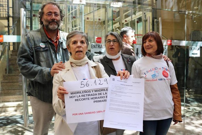El presidente de la FRAVM, Enrique Villalobos, junto a representantes de colectivos vecinales para entregar en la Consejería de Sanidad las firmas recogidas contra el proyecto de horario de consulta en centros de salud hasta las 18.30 horas.