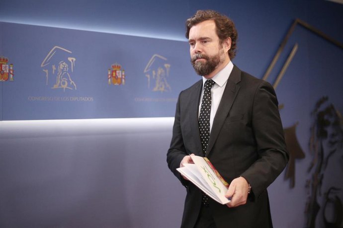 El portavoz de VOX en el Congreso, Iván Espinosa de los Monteros, a su llegada a la rueda de prensa en el Congreso 