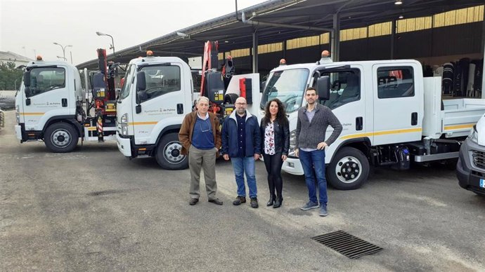 La regidora de Infraestructuras y Accesibilidad, Angélica Pastor, junto a la nueva flota de vehículos del Ayuntamiento de Palma.