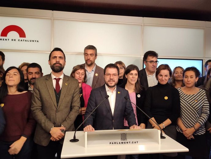 El presidente del Parlament, Roger Torrent, el vicepresidente de la Generalitat, Pere Aragons, y la portavoz de ERC, Marta Vilalta junto a consellers y diputados de ERC