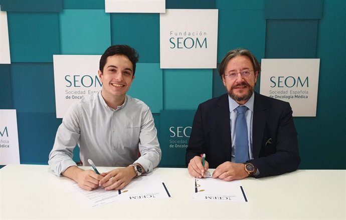 El presidente de SEOM, Dr. Álvaro Rodríguez-Lescure, y el presidente del CEEM, Antonio Pujol de  Castro, durante la firma de renovación del acuerdo.