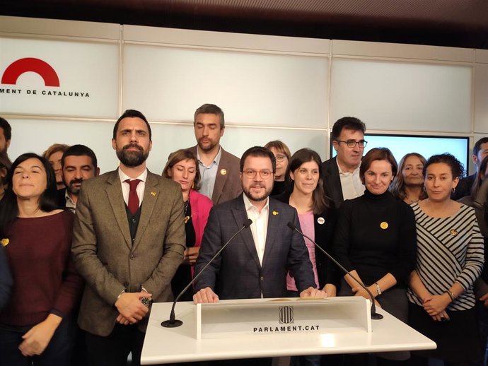 El president del Parlament, Roger Torrent, el vicepresident de la Generalitat, Pere Aragons, i la portaveu d'ERC, Marta Vilalta al costat de consellers i diputats d'ERC.