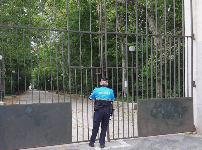 Un agente de Policía cierra las puertas del Campo Grande