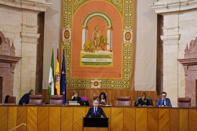 El consejero de la Presidencia, Administración Pública e Interior, Elías Bendodo, en el Pleno del Parlamento.