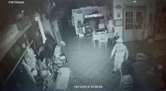 Imagen de la cámara de seguridad de una venta en Benalup durante un robo