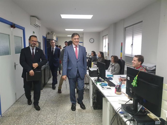 El alcalde de Salamanca durante su visita este jueves a las instalaciones del IBSAL.
