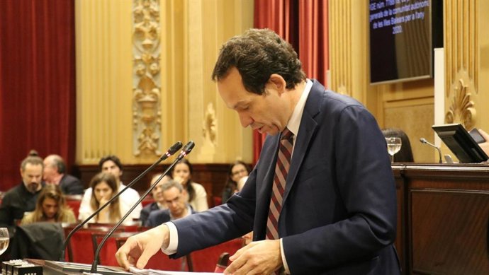 El conseller de Movilidad y Vivienda, Marc Pons, durante el pleno de presupuestos.