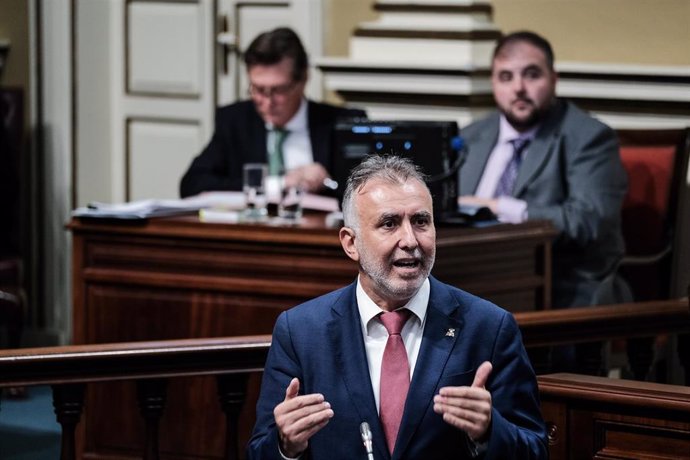 Ángel Víctor Torres, presidente de Canarias, en el Pleno del Parlamento