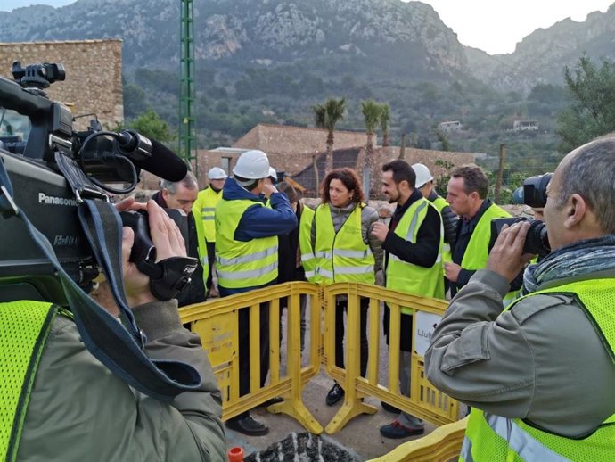 Las autoridades visitan las obras de demolición de un tramo de carretera.