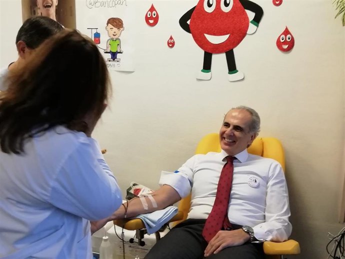 El consejero de Sanidad de la Comunidad de Madrid, Enrique Ruiz Escudero, da el pistoletazo de salida a la Campaña Navideña de donación de sangre del Ejecutivo regional.