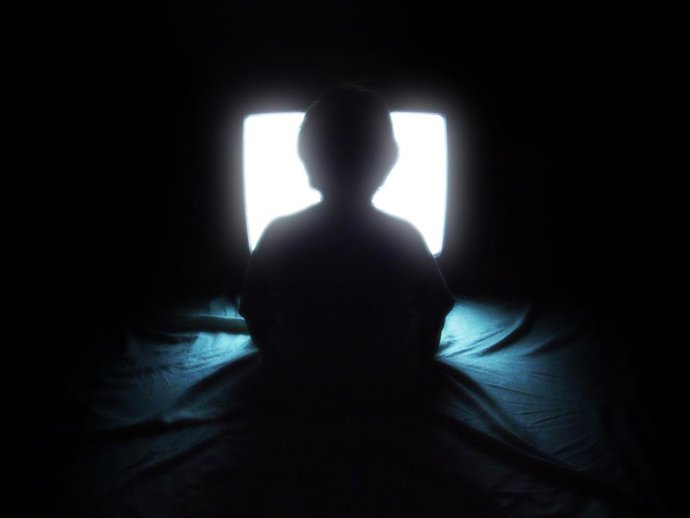 Nen mirant la Televisió